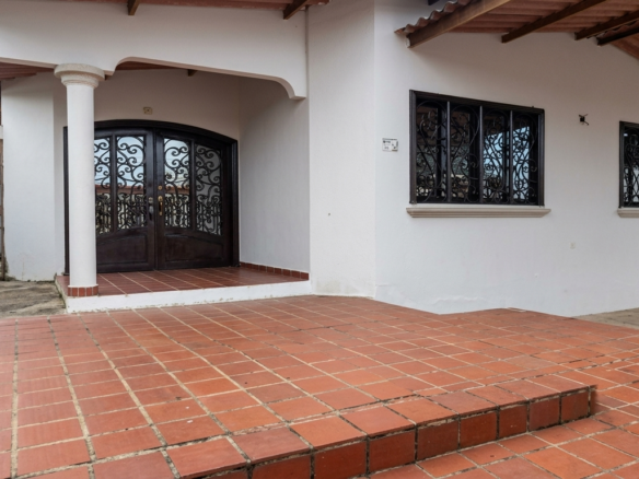 CASA EN BRISAS DEL GOLF