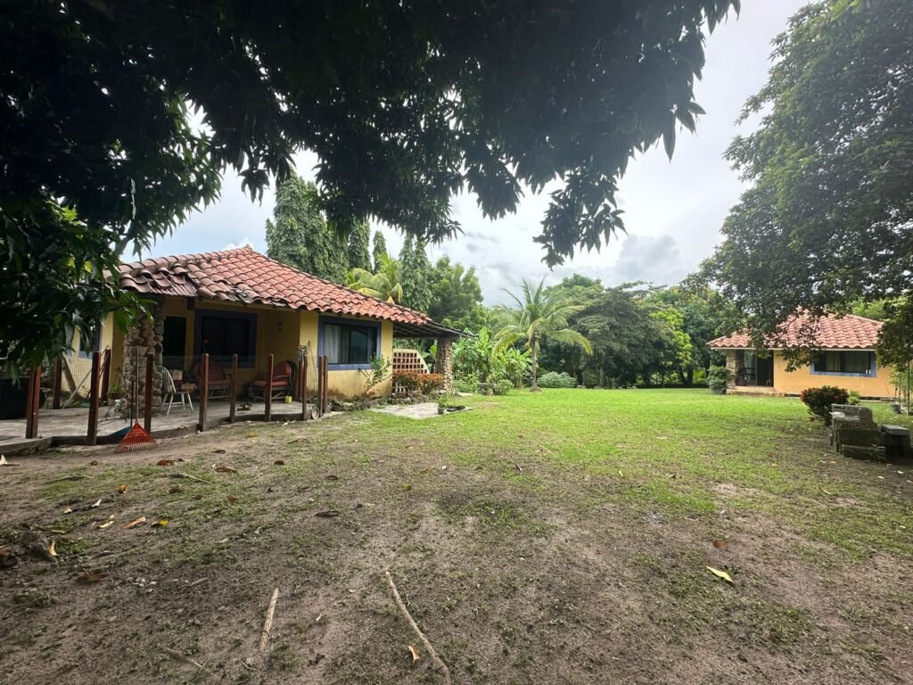 LOTE CON 2 CASAS, en San Carlos