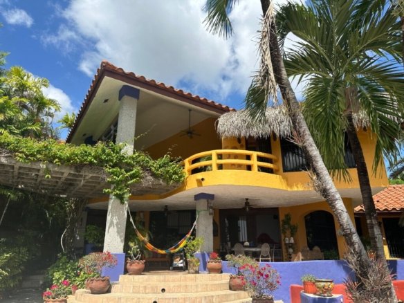 CASA EN PLAYA PUNTA ROCA, en San Carlos