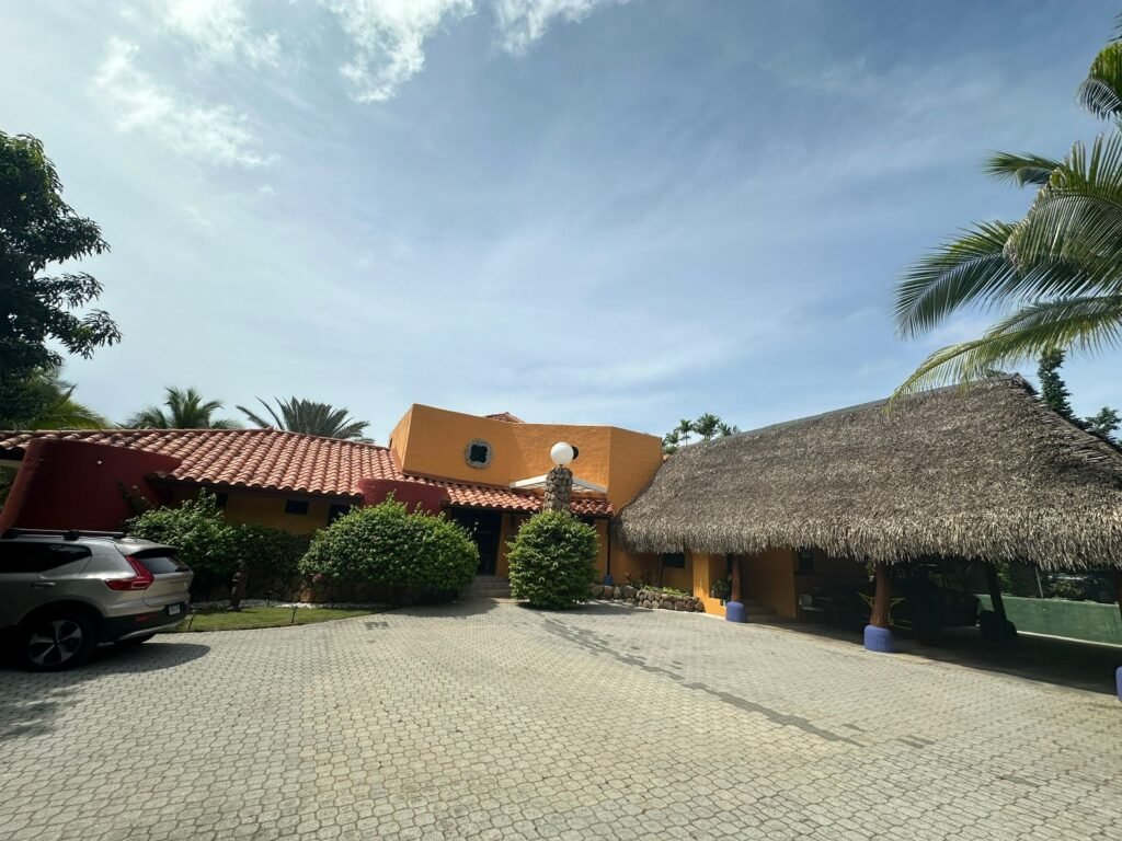 CASA EN PLAYA PUNTA ROCA, en San Carlos