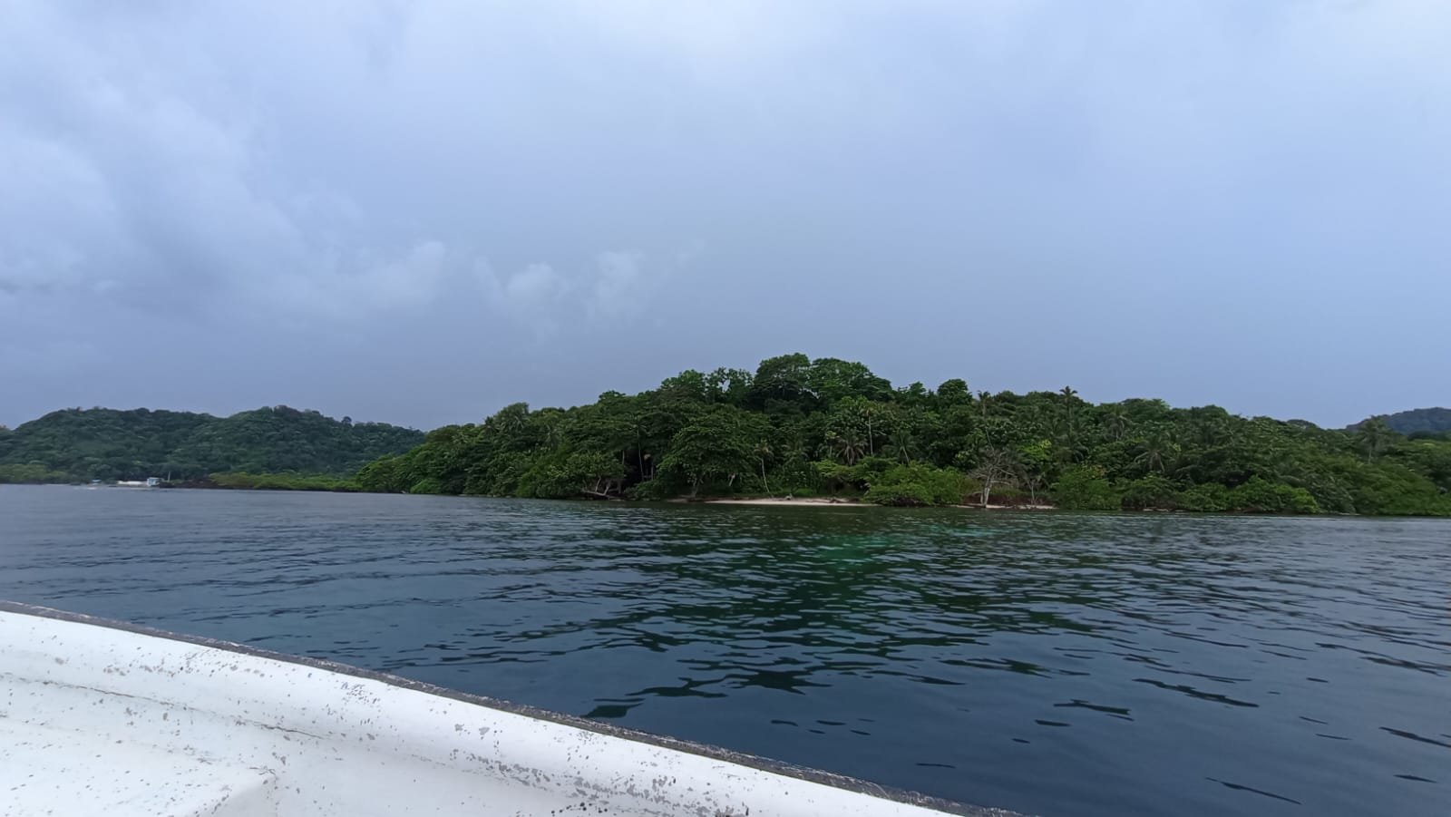 ISLA EN COLON, el Caribe