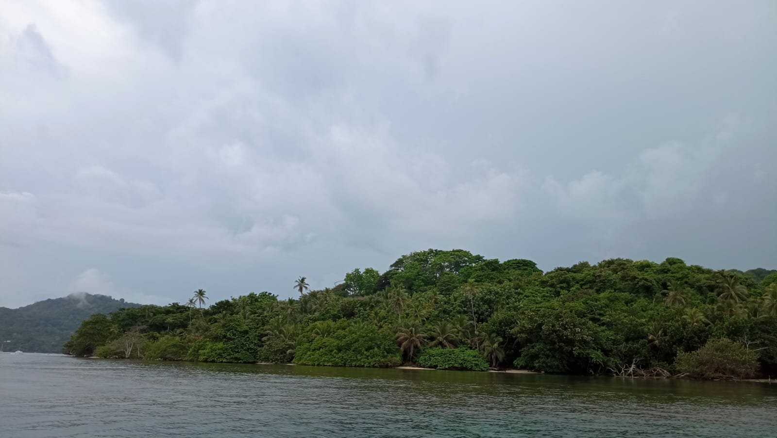 ISLA EN COLON, el Caribe